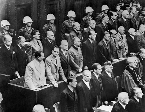 Verdict di Nuremburg! Un crudo dramma legale che esplora la giustizia e il senso di colpa dopo la Seconda Guerra Mondiale.